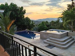 アナポイマにあるAnapoima Hillsのプールと階段のあるバルコニーからの眺め