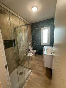 Un baño con ducha, inodoro y lavabo. en Appartamenti Cataleya, en Cuccurano 5 fotos más
