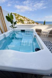 een jacuzzi op een balkon met uitzicht op de oceaan bij Casa del Sol in Altea
