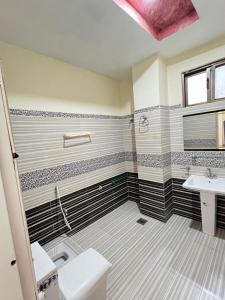 Et badeværelse på BHURBAN Family APARTMENTS