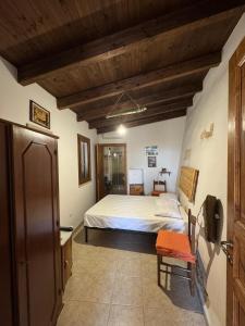 une chambre avec un lit et un plafond en bois dans l'établissement Lucapannune, à Tricase