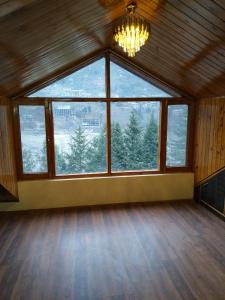 Nespecifikovaný výhled na hory nebo výhled na hory při pohledu z hotelu