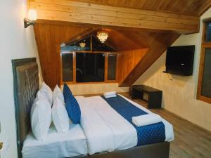 Postel nebo postele na pokoji v ubytování Hotel oscar Mountain Retreat