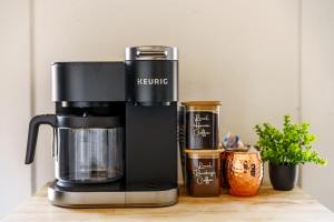 Tiện nghi pha trà/cà phê tại Jungle House Columbus - Luxury Downtown Homes Free Parking