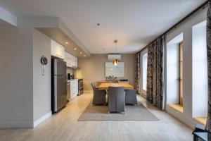 Кухня або міні-кухня у Les Immeubles Charlevoix - Le 1172 +15 фото