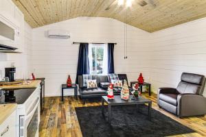Η κουζίνα ή μικρή κουζίνα στο 1 Mi to Dtwn Enterprise Pet-Friendly Home with Yard