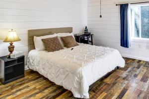 Ένα ή περισσότερα κρεβάτια σε δωμάτιο στο 1 Mi to Dtwn Enterprise Pet-Friendly Home with Yard