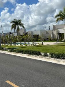 una strada vuota con palme di fronte a un edificio di Villa Medrano 