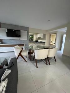 un soggiorno con tavolo e sedie in vetro di Villa Medrano 