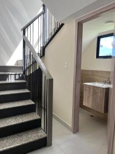 una scala che conduce a un bagno con lavandino di Villa Medrano 