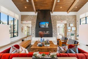 een woonkamer met een rode bank en een tafel bij Landing Apartments - Longmont in Firestone