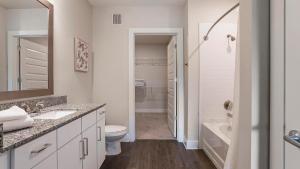 Et badeværelse på Landing Apartments - Decatur + 31 billeder