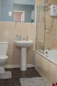 Et badeværelse på Home in Birmingham City Centre + 8 billeder