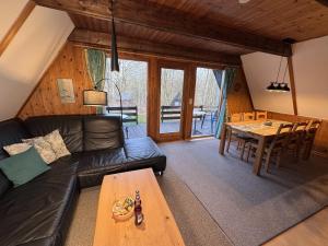 a living room with a couch and a table at Twiste Retreat 126 - Endreinigung und Handtücher pro Person inklusive in Bad Arolsen