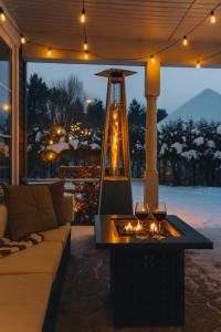 モントランブランにあるLe 900 Tremblant Inn Café and Bistroのソファと暖炉のあるリビングルーム