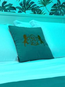 una almohada en una cama con monos dibujados en Hotel Max, en Aversa