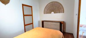 Giường trong phòng chung tại Tiny Om tank and pool, work in progress