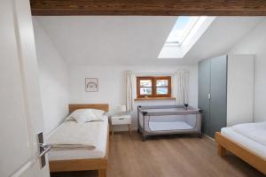 En eller flere senge i et værelse på Chalet Kreuth II - Private Alpine Chalet next to Tegernsee for Family & Friends - including Sauna & free parking