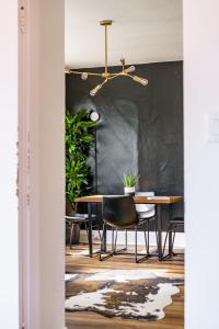 Un comedor con mesa y sillas en Jungle House Columbus Downtown Free Parking Sleeps 8 - Near Convention Center & Nationwide Arena - 2BR Luxury Home - Pet Friendly Over 5,800 Five Star Stays, en Columbus