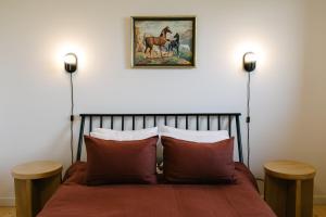 a bedroom with a bed with a picture of a horse at Hotel Royal in Toledo