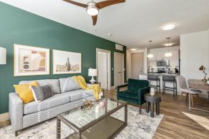 un salon avec un canapé et une table dans l'établissement Landing Apartments - Spartanburg, à Spartanburg