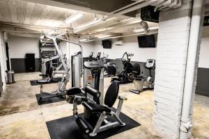 une salle de sport avec plusieurs tapis de course et machines cardio dans l'établissement Landing Apartments - Spartanburg, à Spartanburg 5 autres photos