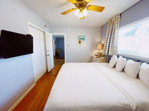 a bedroom with a bed with a flat screen tv at Great Escape Apartments By Lowkl in Fort Lauderdale