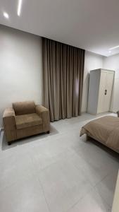 Χώρος καθιστικού στο استديو غرف نوم سرير مزدوج بمطبخ