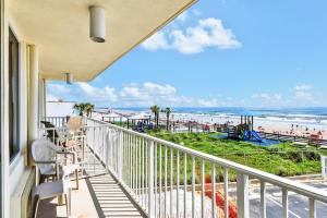 een balkon met uitzicht op het strand bij Daytona Harbour Beach Resort 213 in Seabreeze
