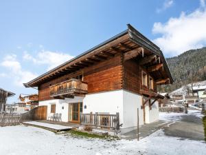 Nespecifikovaný výhled na hory nebo výhled na hory při pohledu z prázdninového domu