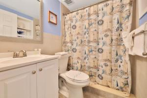 een badkamer met toilet en douchegordijn bij Daytona Harbour Beach Resort 213 in Seabreeze +23 foto's
