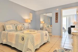 een slaapkamer met een bed en een woonkamer bij Daytona Harbour Beach Resort 213 in Seabreeze