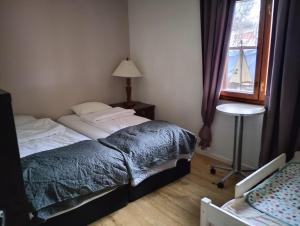 una camera da letto con un letto, un tavolo e una finestra di Villa Korso - Private rooms , Shared spaces a Vantaa