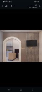 una foto di un soggiorno con un divano e una televisione di Dar Alfakhama ad Al-Bāha