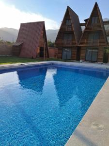 Swimmingpoolen hos eller tæt på Alpinas Natural Suites