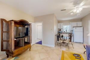 een woonkamer met een flatscreen-tv en een keuken bij NSB Indian River Waterfront Gem in Cedar Island +22 foto's