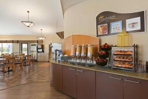 eine Bäckerei mit einer Theke mit Essen drauf in der Unterkunft Days Inn & Suites by Wyndham Moncton in Moncton