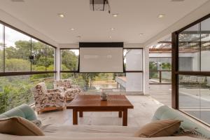 un soggiorno con divano e grande schermo di Casa de Campo Alto Padrao com Piscina e Jacuzzi a Pirituba