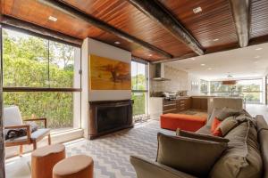 un soggiorno con un divano e una camera da letto di Casa de Campo Alto Padrao com Piscina e Jacuzzi a Pirituba