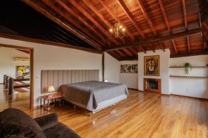 una grande camera da letto con un letto e un camino di Casa de Campo Alto Padrao com Piscina e Jacuzzi a Pirituba Altre 42 foto