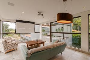 un soggiorno con un divano e un tavolo di Casa de Campo Alto Padrao com Piscina e Jacuzzi a Pirituba