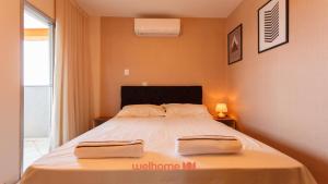 Un dormitorio con una cama con dos toallas encima. en Apartamento em Londrina no Centro da cidade, en Londrina