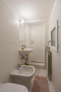 Ванная комната в Mirasole, Bologna by Short Holidays