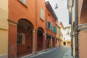 um beco numa cidade velha com edifícios cor de laranja em Mirasole, Bologna by Short Holidays em Bolonha