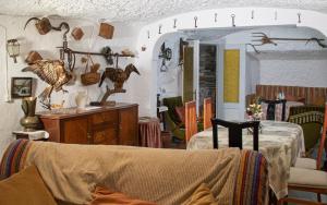 a living room with a table and chairs and a mirror at Cueva Navarro in Gorafe