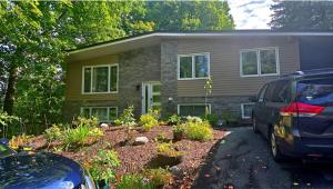 een huis met een auto ervoor geparkeerd bij Nature view retreat in Gatineau