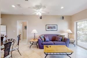 een woonkamer met een bank en een tafel bij NSB Indian River Waterfront Gem in Cedar Island