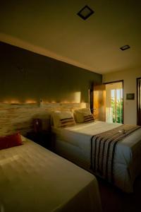 a bedroom with two beds in a room at Casa Tavarua na Taíba in Taíba