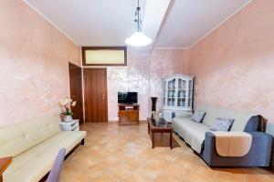 a living room with a couch and a tv at Maridea Flat in Porto Cesareo