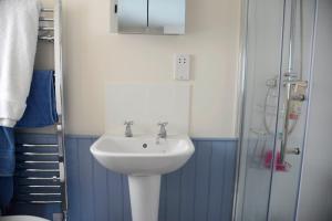 A bathroom at B&B South Downs Way 